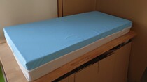 Nepromokavá matrace jednostranně, modrý potah 